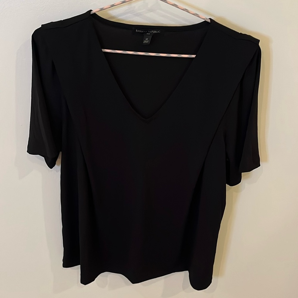 Banana Republic black statement v-neck shirt size M